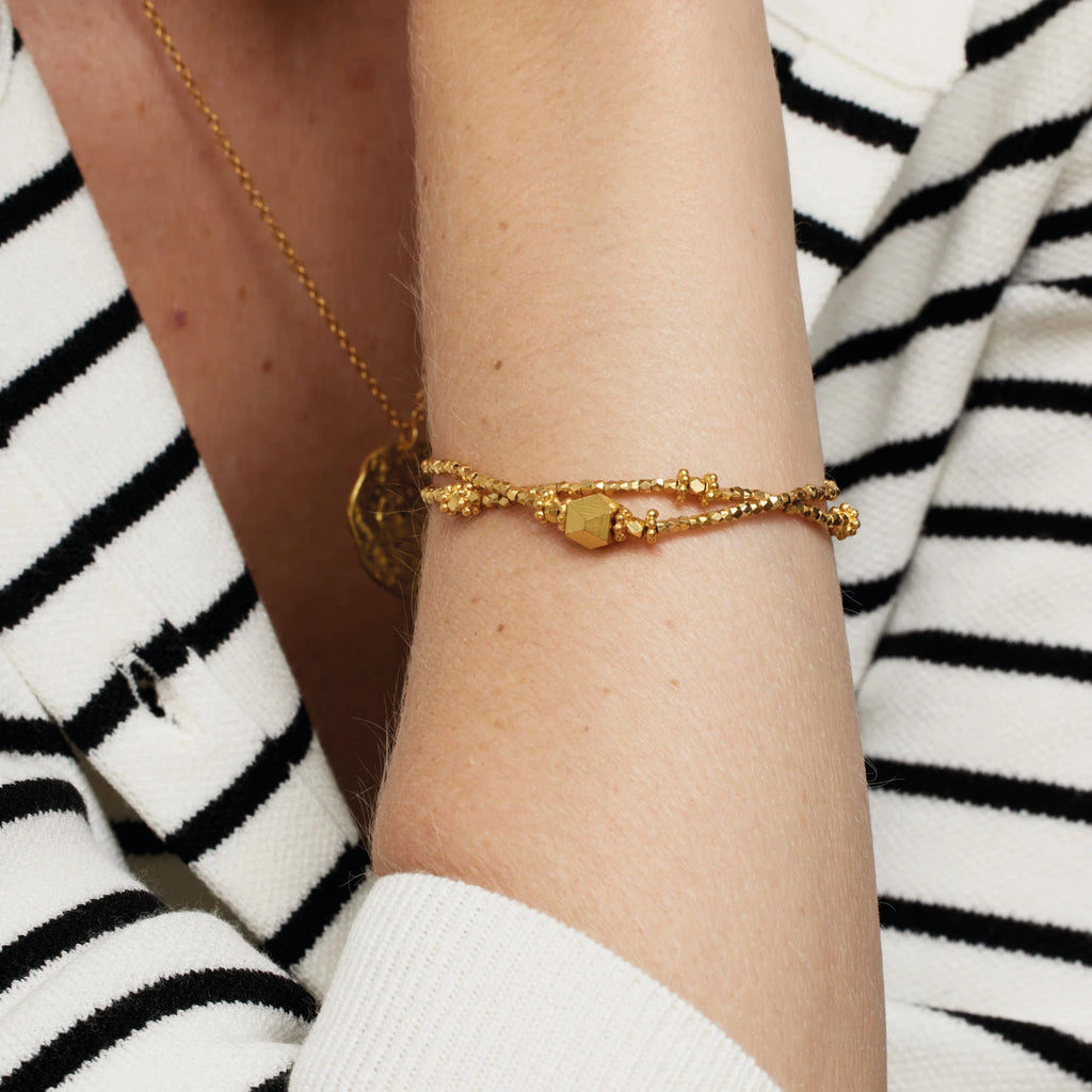 Elastic bracelet with faceted gold beads.
Ashiana London Astrid Gold Bracelet - Jo And Co Ashiana London Astrid Gold Bracelet - Ashiana London