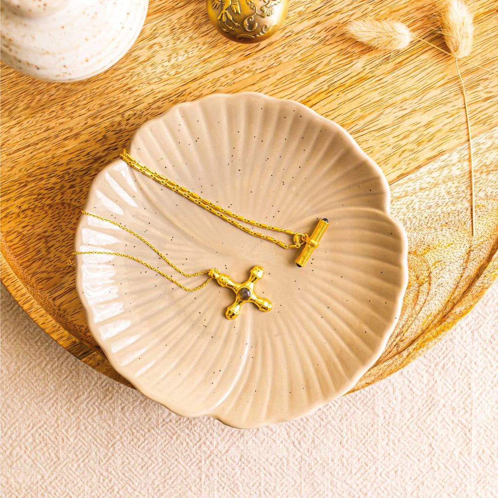 T-bar Necklace with gold hexagonal bar with navy blue iolite gemstones on each end.
Ashiana London Como Iolite T-bar Necklace - Jo And Co Ashiana London Como Iolite T-bar Necklace - Ashiana London