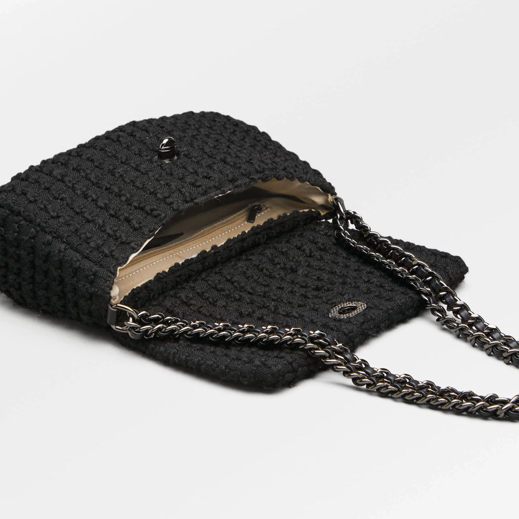 Black handbag with chain strap.
Beck Sondergaard Black Ashby Hollis Bag - Jo And Co Beck Sondergaard Black Ashby Hollis Bag - Beck Sondergaard
