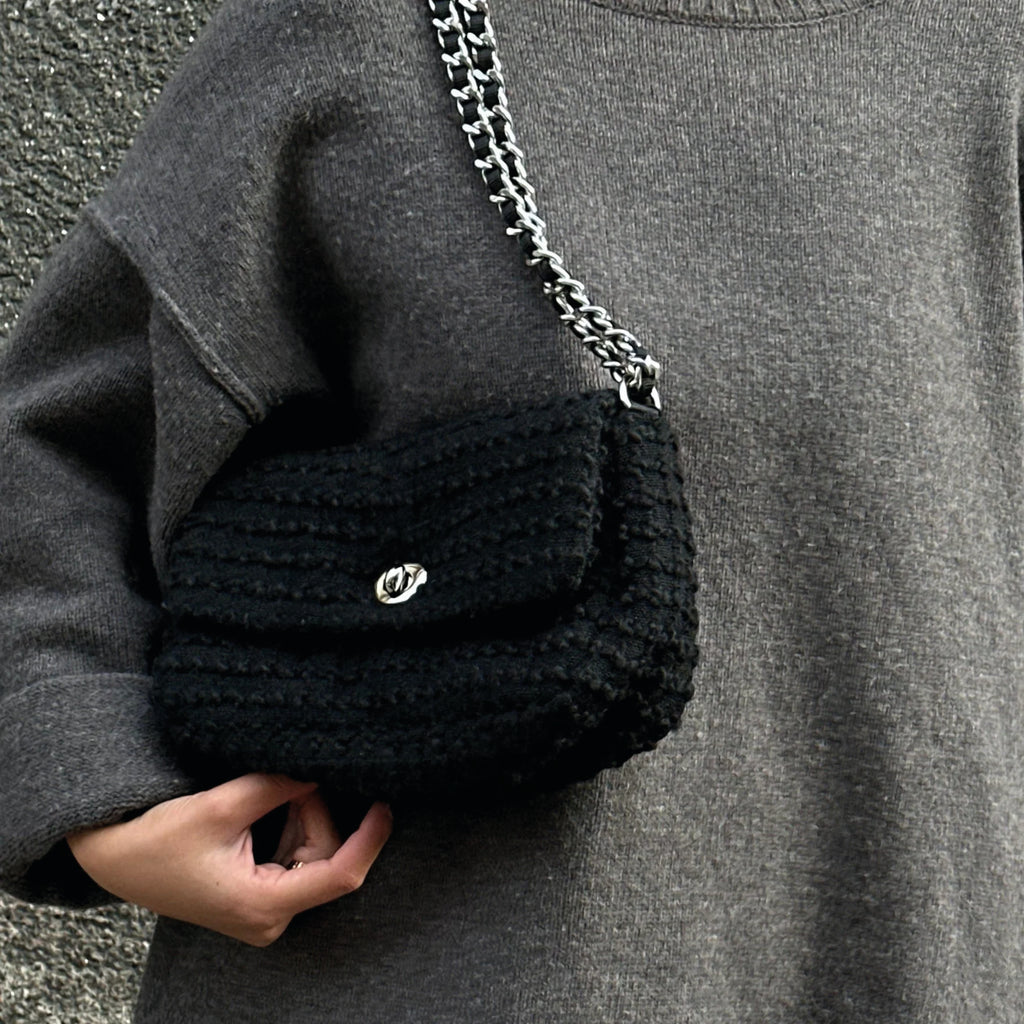 Black handbag with chain strap.
Beck Sondergaard Black Ashby Hollis Bag - Jo And Co Beck Sondergaard Black Ashby Hollis Bag - Beck Sondergaard