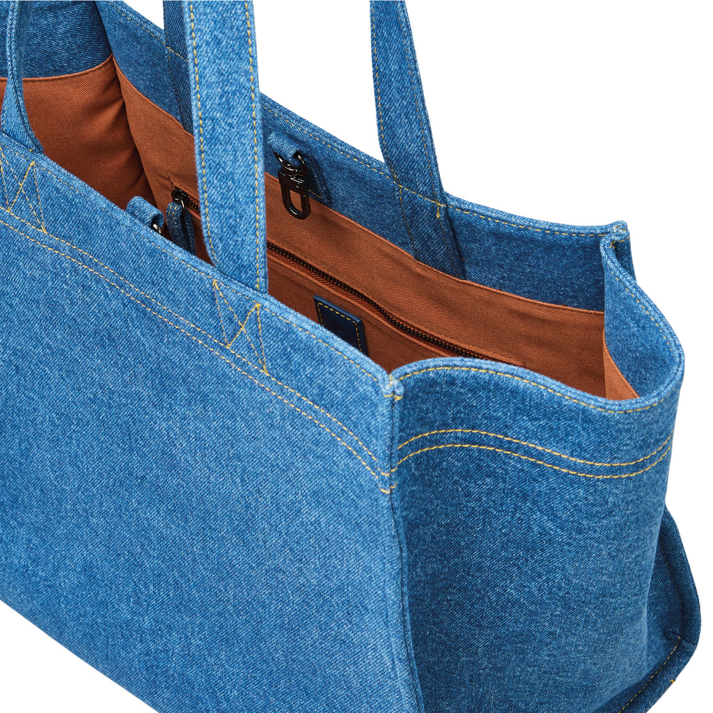 Jo And Co Beck Sondergaard Coronet Blue Denima Lily Small Bag_The Denima Lily Small Bag from Becksöndergaard is a cotton bag with a cool denim look. The bag is the perfect shopper size.