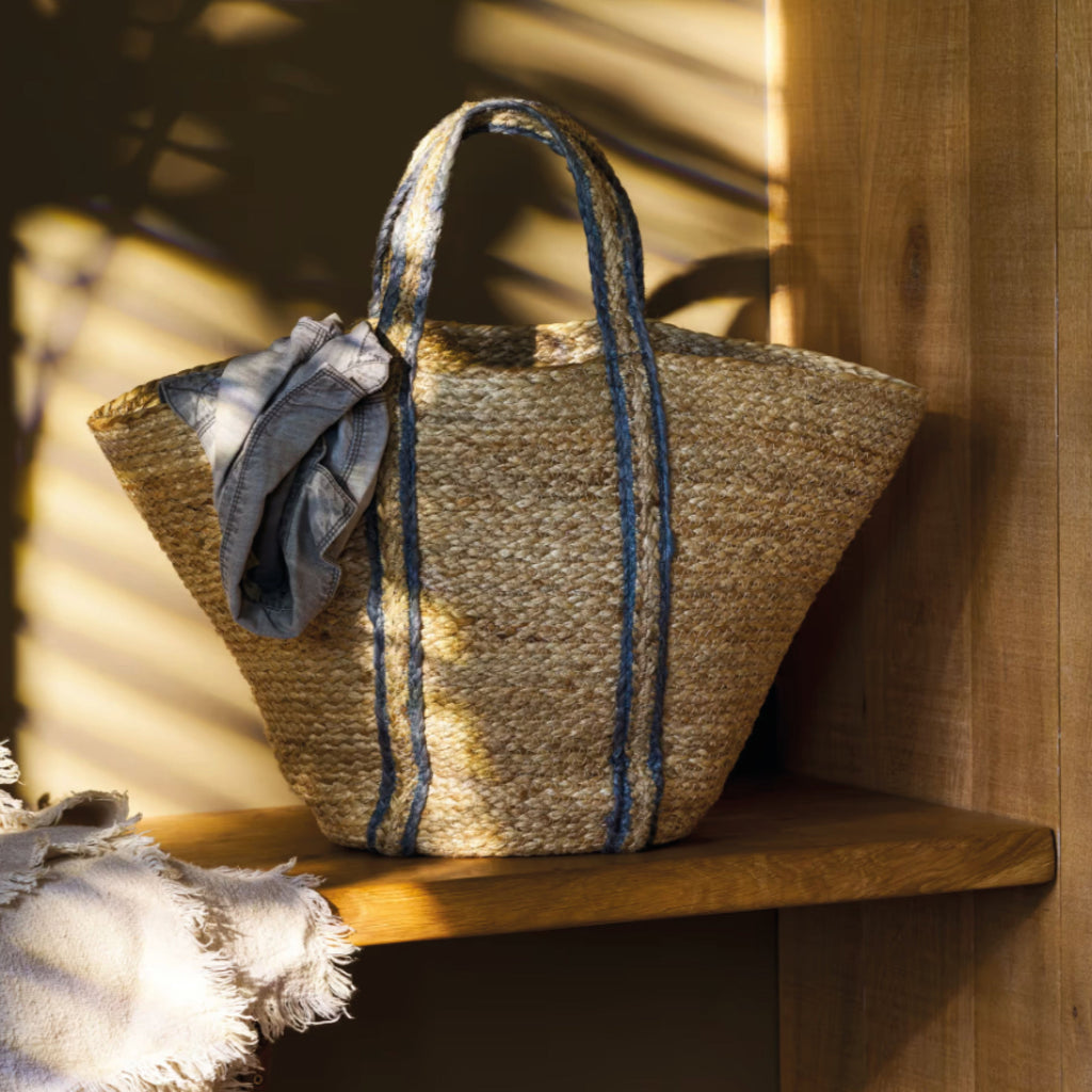 Handwoven basket in natural jute with cove blue edging on handles.
Foxcroft Jute Cove Blue Market Bag - Jo And Co Foxcroft Jute Cove Blue Market Bag