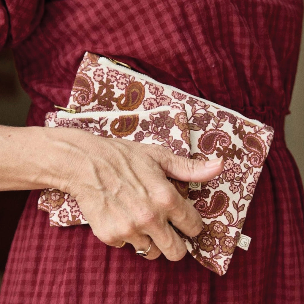 Zipped cream cotton wallet with Bordeaux red print.
Gabrielle Paris Bordeaux Arabesque Cotton Wallet - Jo And Co Gabrielle Paris Bordeaux Arabesque Cotton Wallet - Gabrielle Paris