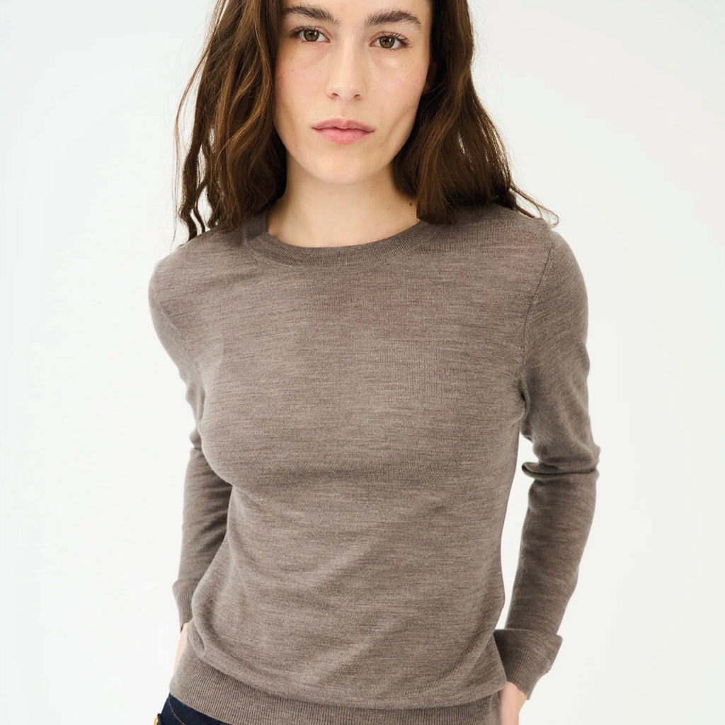 Brown melange merino wool long sleeve knit with crew neckline and finely ribbed trims at the cuffs and hem.
Ivy Copenhagen Brown Melange Essex Long Sleeve Knit - Jo And Co Ivy Copenhagen Brown Melange Essex Long Sleeve Knit - Ivy Copenhagen