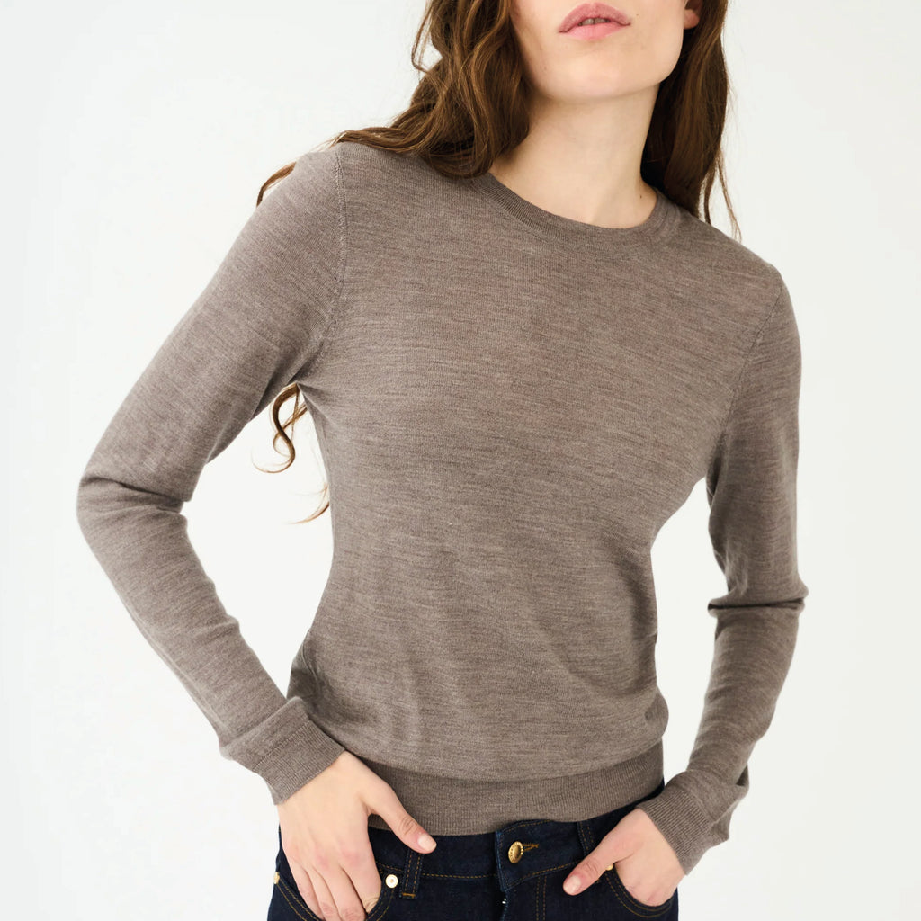 Brown melange merino wool long sleeve knit with crew neckline and finely ribbed trims at the cuffs and hem.
Ivy Copenhagen Brown Melange Essex Long Sleeve Knit - Jo And Co Ivy Copenhagen Brown Melange Essex Long Sleeve Knit - Ivy Copenhagen