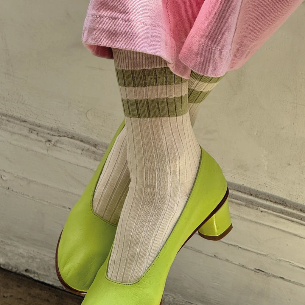 Sporty cream socks with green stripe with ribbed design and quarter-crew length.
Le Bon Shoppe Guacamole Varsity Her Socks - Jo And Co Le Bon Shoppe Guacamole Varsity Her Socks - Le Bon Shoppe