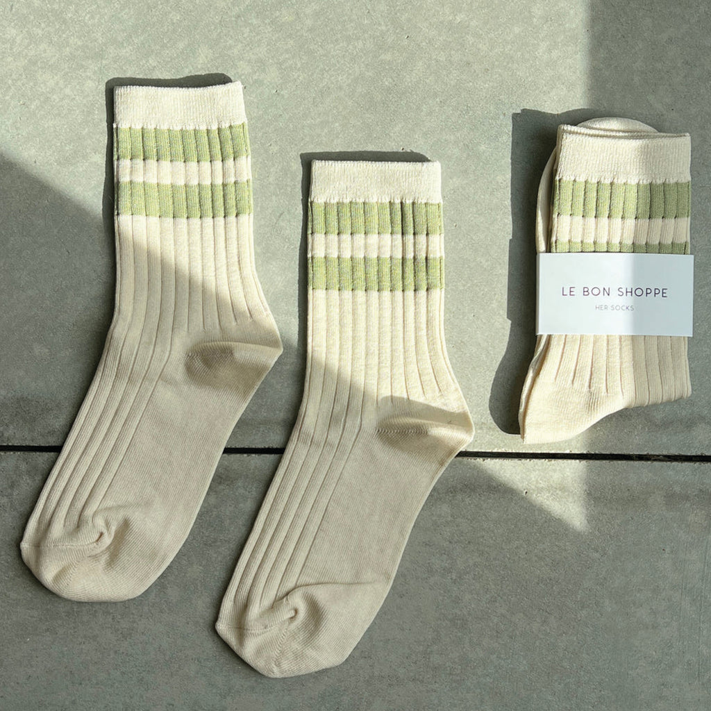 Sporty cream socks with green stripe with ribbed design and quarter-crew length.
Le Bon Shoppe Guacamole Varsity Her Socks - Jo And Co Le Bon Shoppe Guacamole Varsity Her Socks - Le Bon Shoppe