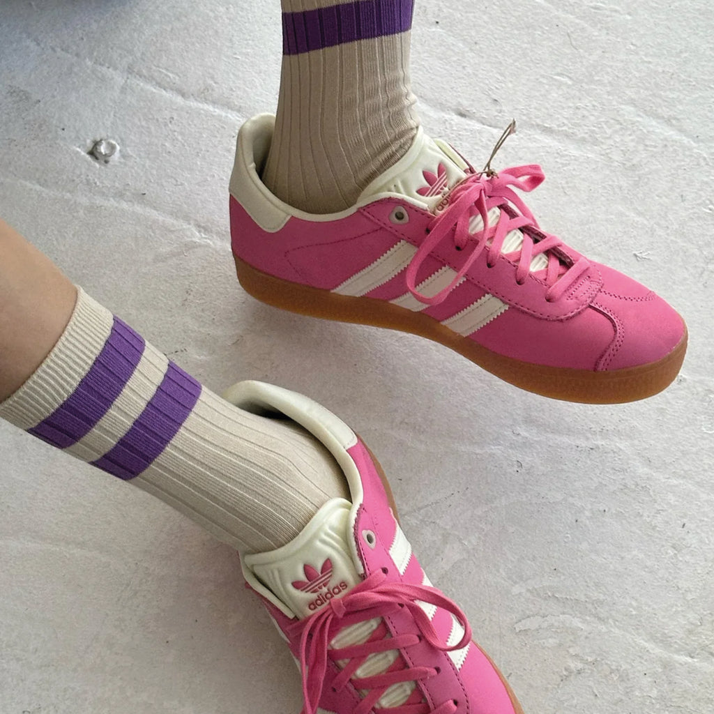 Sporty cream socks with purple stripe with ribbed design andquarter-crew length.
Le Bon Shoppe Ube Varsity Her Socks - Jo And Co Le Bon Shoppe Ube Varsity Her Socks - Le Bon Shoppe