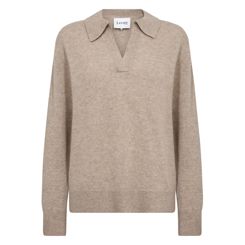 Pullover with a classic collared design with a V-neckline, ribbed cuffs, and a straight hem.
Leveté Room Aluminum Melange Eloise Cashmere Pullover - Jo And Co Leveté Room Aluminum Melange Eloise Cashmere Pullover - Leveté Room