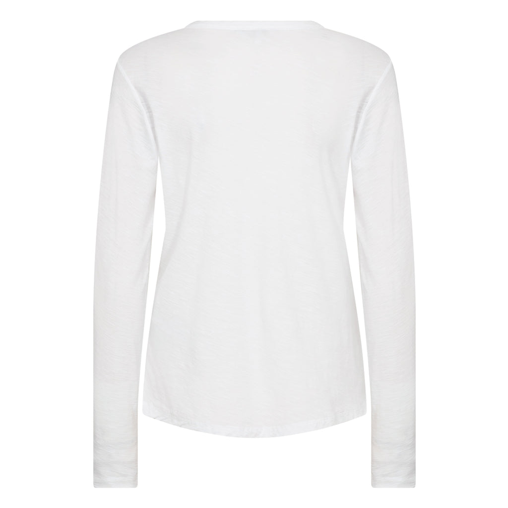 White t-shirt with long sleeves, a round neckline, and a comfortable regular fit with a soft texture.
Leveté Room White Long Sleeve Crew Neck Any T-Shirt - Jo And Co Leveté Room White Long Sleeve Crew Neck Any T-Shirt - Leveté Room