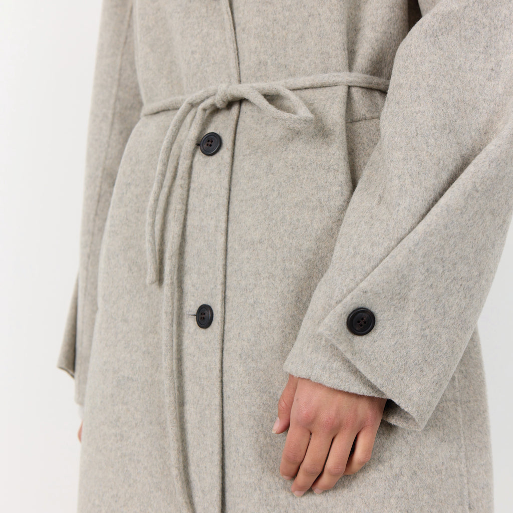 Grey melange knee length coat with notched lapel collar, button-down front and belt.
Leveté Room Aluminum Melange Owa Coat - Jo And Co Leveté Room Aluminum Melange Owa Coat - Leveté Room
