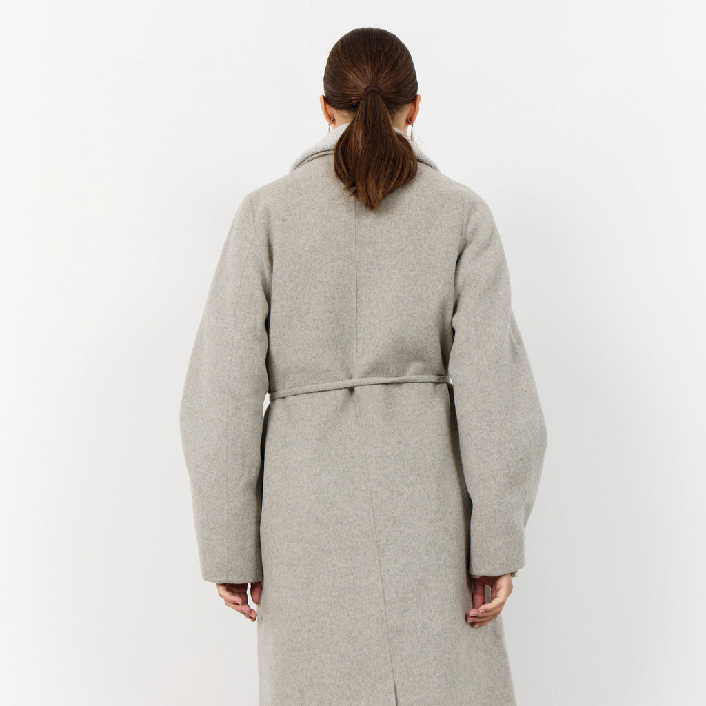 Grey melange knee length coat with notched lapel collar, button-down front and belt.
Leveté Room Aluminum Melange Owa Coat - Jo And Co Leveté Room Aluminum Melange Owa Coat - Leveté Room