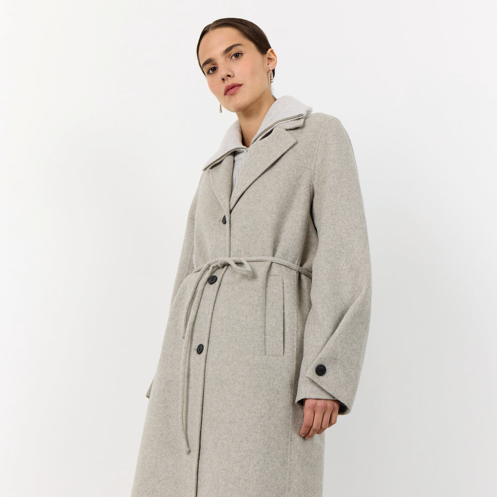 Grey melange knee length coat with notched lapel collar, button-down front and belt.
Leveté Room Aluminum Melange Owa Coat - Jo And Co Leveté Room Aluminum Melange Owa Coat - Leveté Room