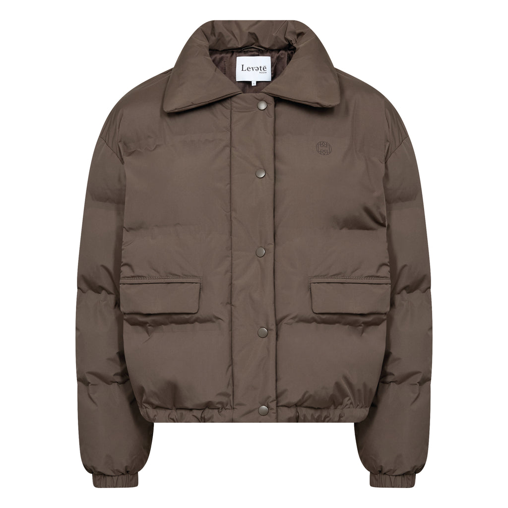 Brown puffer jacket with high, wide collar, front button closure, front pockets and adjustable drawstrings at the hem.
Leveté Room Coffee Mona Coat  - Jo And Co Leveté Room Coffee Mona Coat - Leveté Room