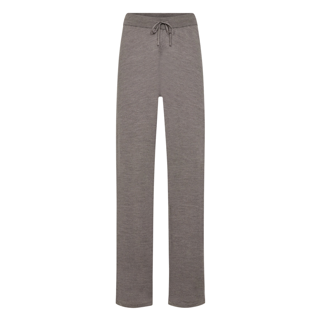 Walnut brown pants with a drawstring waistband with a ribbed texture and a full-length design.
Leveté Room Walnut Ismaila Pants - Jo And Co Leveté Room Walnut Ismaila Pants - Leveté Room