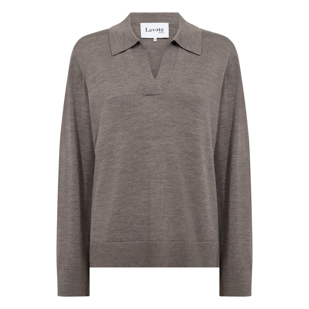 Walnut brown pullover with classic collar, V-neck, and ribbed cuffs and hem.
Leveté Room Walnut Ismaila Pullover - Jo And Co Leveté Room Walnut Ismaila Pullover - Leveté Room