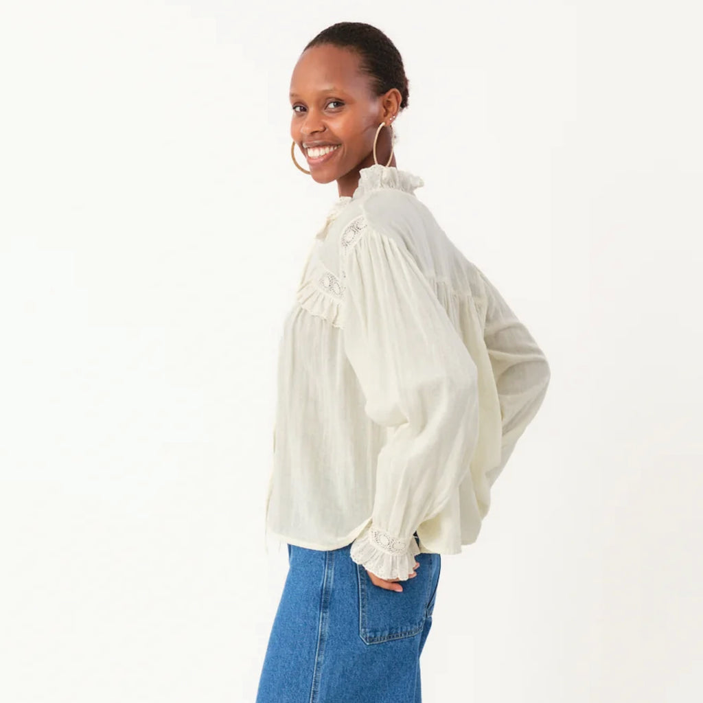 White shirt with decorative yoke with ruffles and lace ribbon, long sleeves with wide cuffs and broderie anglaise and lace trim.
Lollys Laundry Creme Gemma Shirt - Jo And Co Lollys Laundry Creme Gemma Shirt - Lollys Laundry