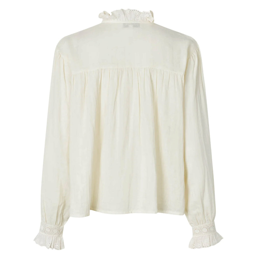 White shirt with decorative yoke with ruffles and lace ribbon, long sleeves with wide cuffs and broderie anglaise and lace trim.
Lollys Laundry Creme Gemma Shirt - Jo And Co Lollys Laundry Creme Gemma Shirt - Lollys Laundry