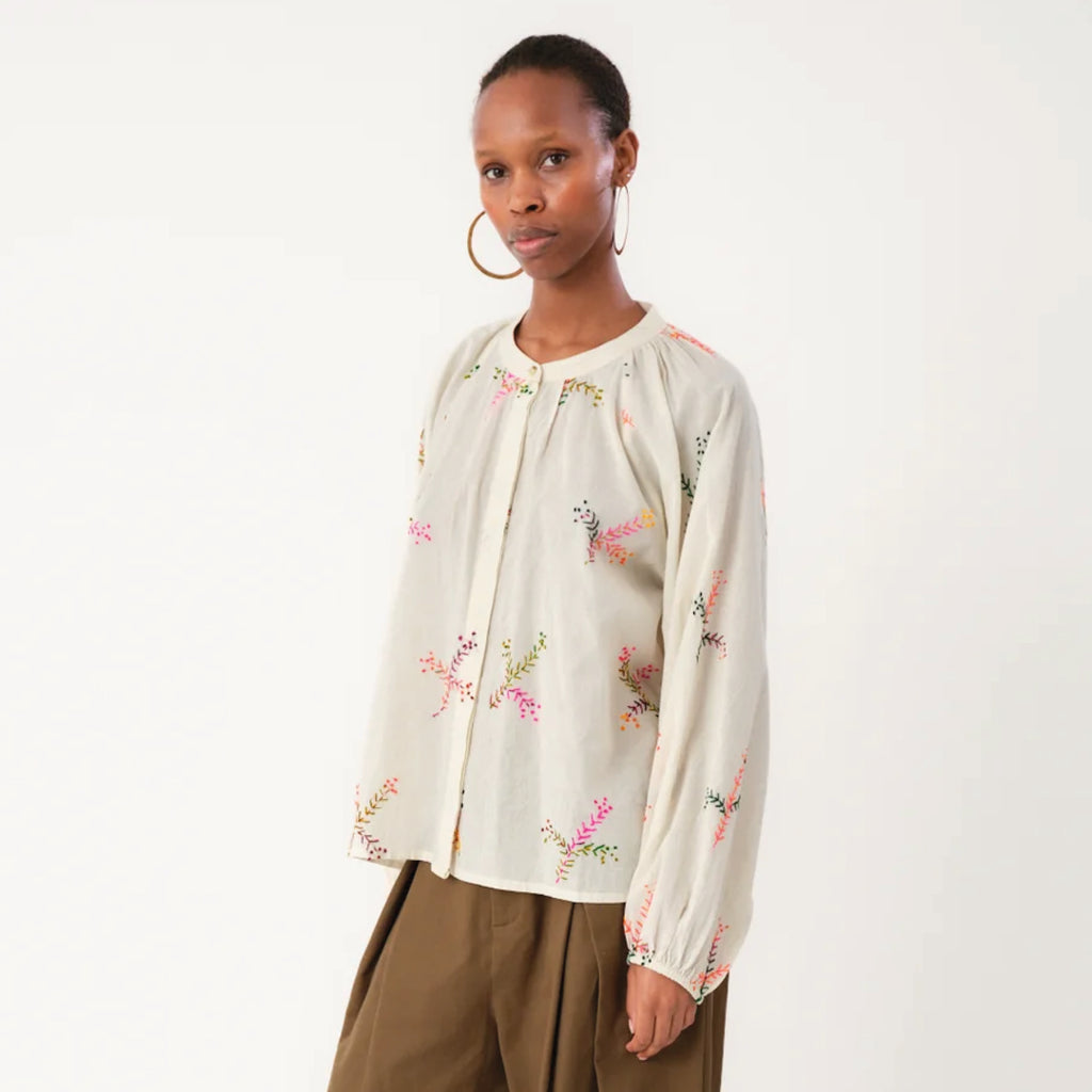 Cream shirt with round neckline with small stand-up collar, raglan sleeves and colourful embroidery.
Lollys Laundry Creme Hailey Shirt - Jo And Co Lollys Laundry Creme Hailey Shirt - Lollys Laundry