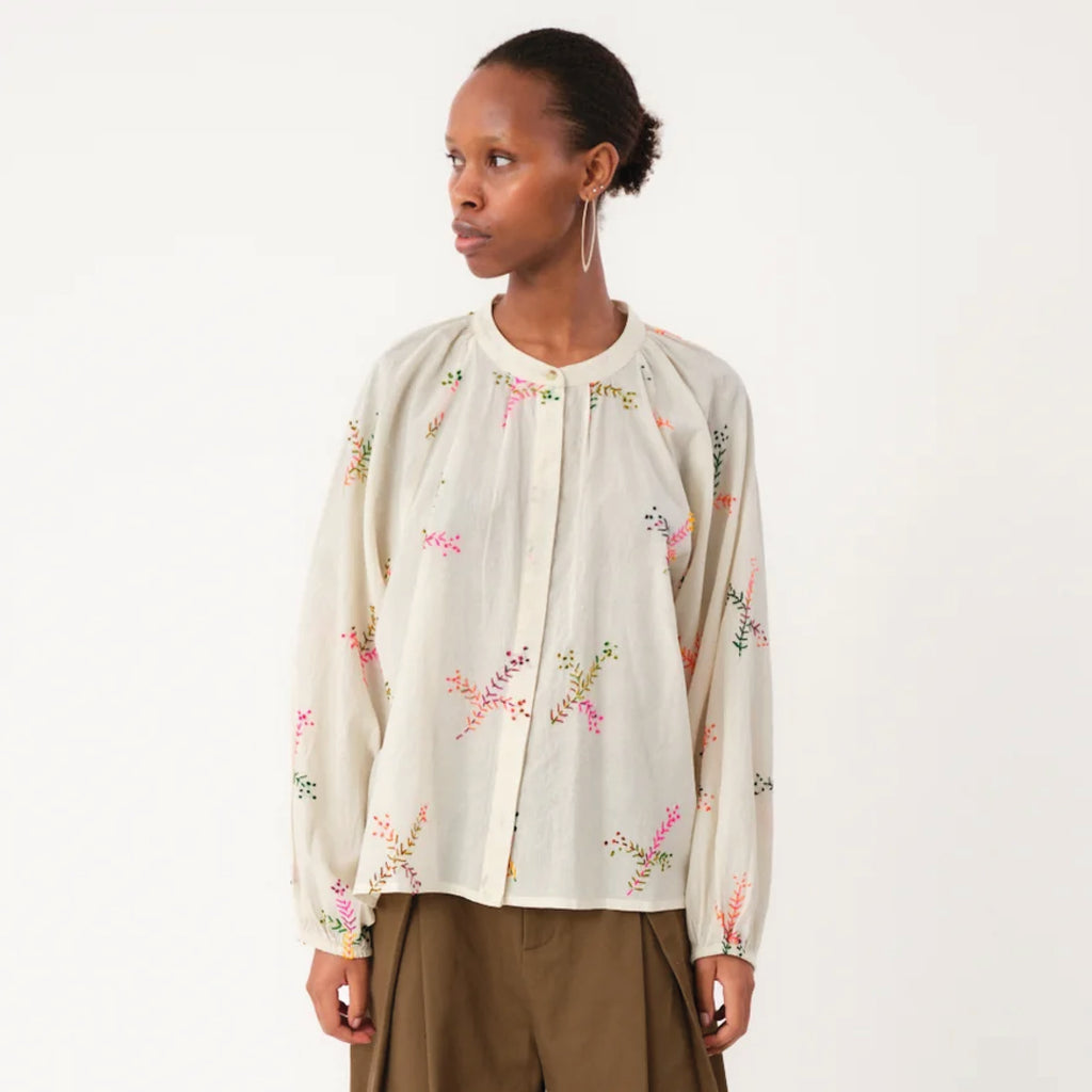 Cream shirt with round neckline with small stand-up collar, raglan sleeves and colourful embroidery.
Lollys Laundry Creme Hailey Shirt - Jo And Co Lollys Laundry Creme Hailey Shirt - Lollys Laundry