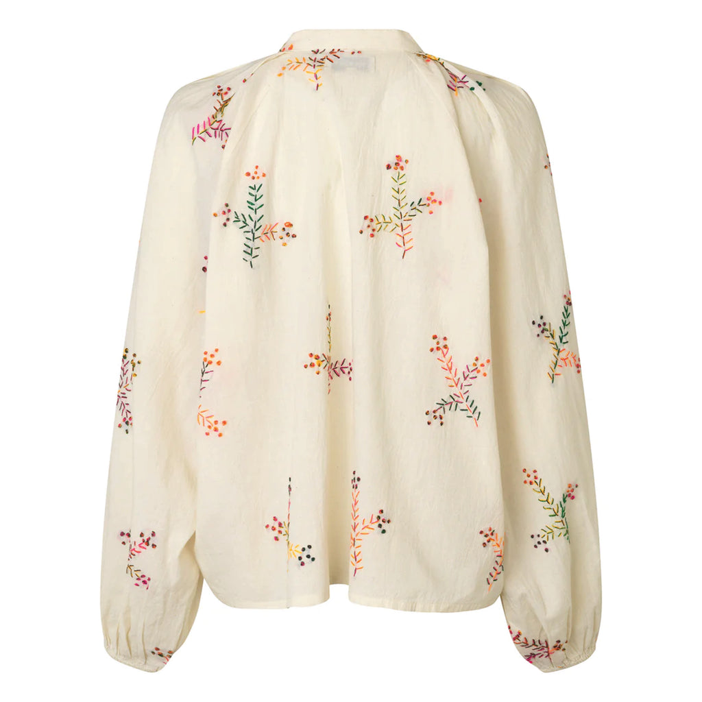 Cream shirt with round neckline with small stand-up collar, raglan sleeves and colourful embroidery.
Lollys Laundry Creme Hailey Shirt - Jo And Co Lollys Laundry Creme Hailey Shirt - Lollys Laundry