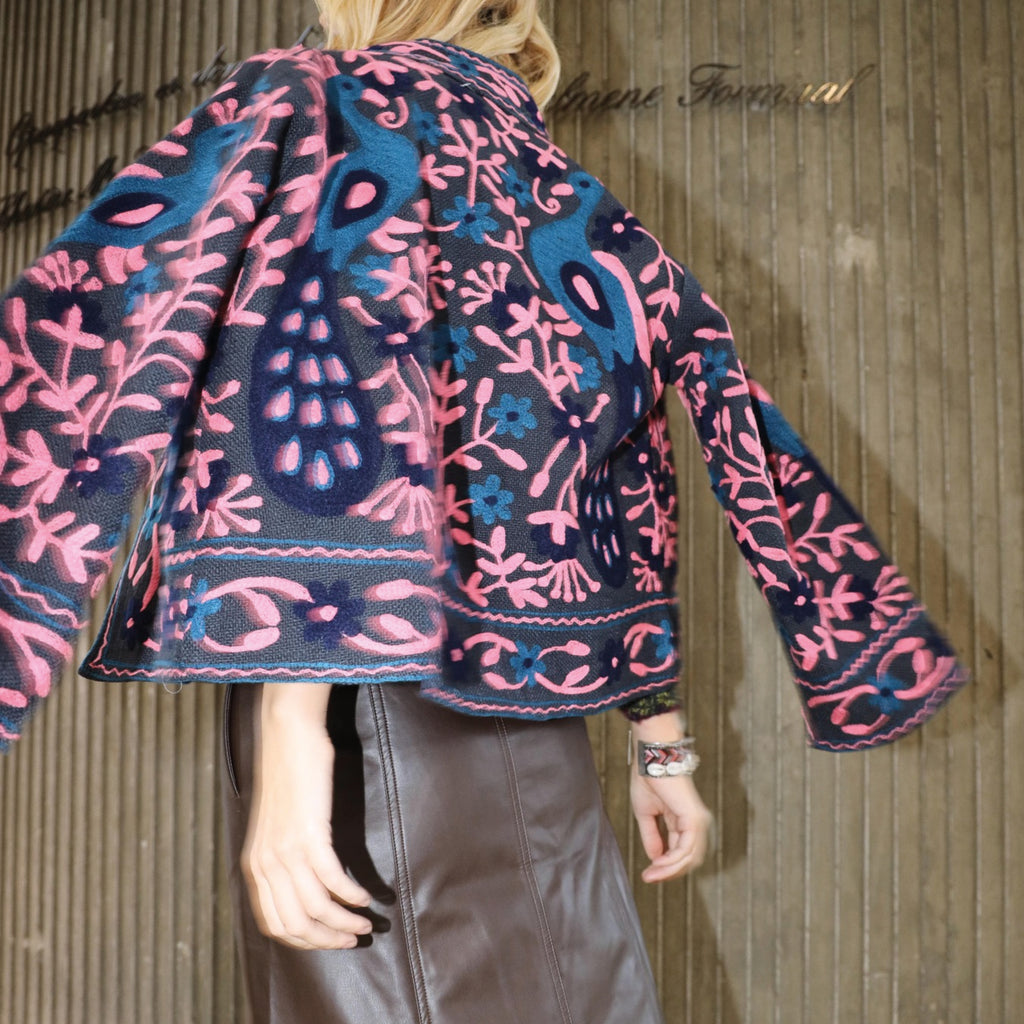 Black jacket with floral embroidery in lightweight cotton and open front.
Lollys Laundry Washed Black Sadie Jacket- Jo And Co Lollys Laundry Washed Black Sadie Jacket - Lollys Laundry