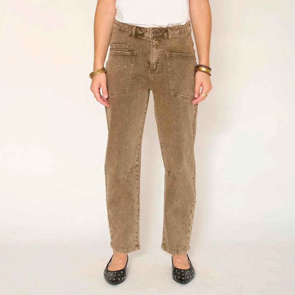 Brown jeans with 90s carrot-fit, loose fit at the hips that tapers toward the ankles.
MKT Studio Patras Pacific Drill Hazelnut Jeans - Jo And Co MKT Studio Patras Pacific Drill Hazelnut Jeans - MKT Studio