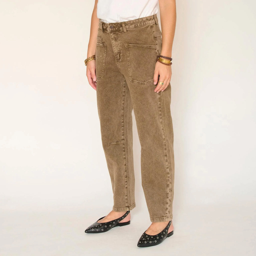 Brown jeans with 90s carrot-fit, loose fit at the hips that tapers toward the ankles.
MKT Studio Patras Pacific Drill Hazelnut Jeans - Jo And Co MKT Studio Patras Pacific Drill Hazelnut Jeans - MKT Studio