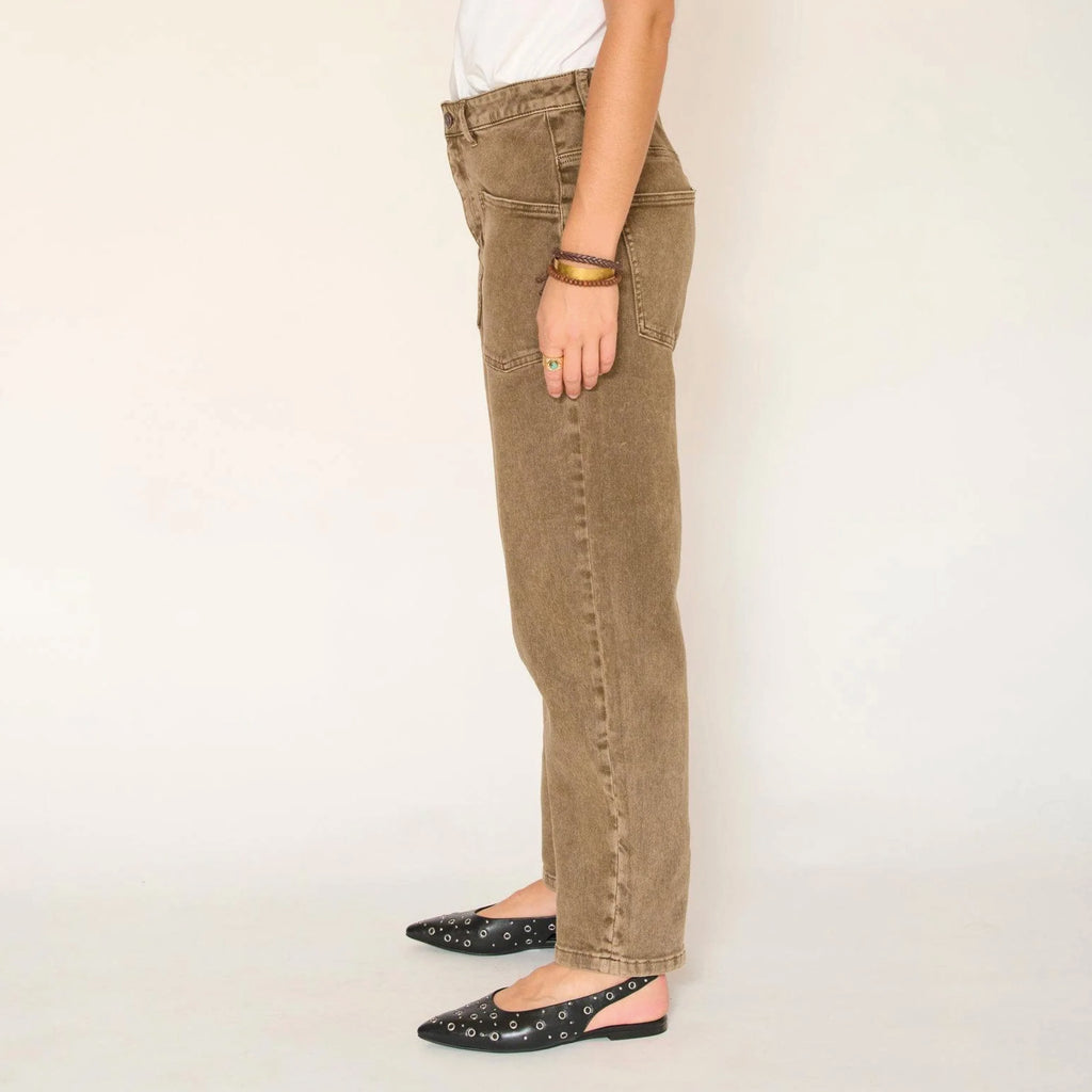 Brown jeans with 90s carrot-fit, loose fit at the hips that tapers toward the ankles.
MKT Studio Patras Pacific Drill Hazelnut Jeans - Jo And Co MKT Studio Patras Pacific Drill Hazelnut Jeans - MKT Studio