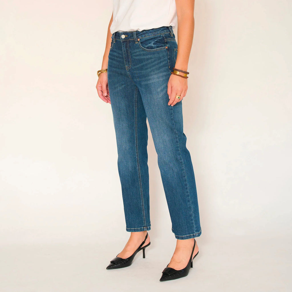Blue jeans with straight-leg fit, faded vintage blue Arkansas Wash and front and back pockets.
MKT Studio The Linda Wilson Blue Arkansas Wash Jeans - Jo And Co MKT Studio The Linda Wilson Blue Arkansas Wash Jeans - MKT Studio