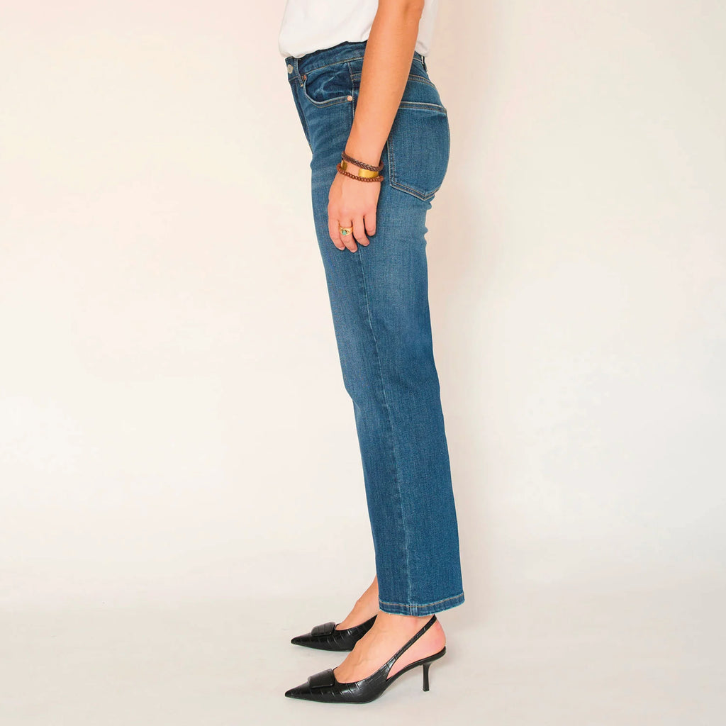 Blue jeans with straight-leg fit, faded vintage blue Arkansas Wash and front and back pockets.
MKT Studio The Linda Wilson Blue Arkansas Wash Jeans - Jo And Co MKT Studio The Linda Wilson Blue Arkansas Wash Jeans - MKT Studio