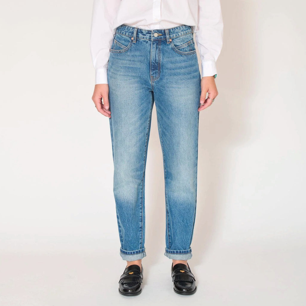 Light blue jeans with boyfit, loose silhouette, front and back pockets and mid-rise cut.
MKT Studio The Kelly Authentic Blue Pistol Wash Jeans - Jo And Co MKT Studio The Kelly Authentic Blue Pistol Wash Jeans - MKT Studio