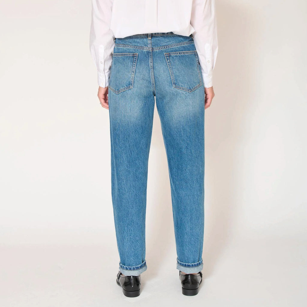 Light blue jeans with boyfit, loose silhouette, front and back pockets and mid-rise cut.
MKT Studio The Kelly Authentic Blue Pistol Wash Jeans - Jo And Co MKT Studio The Kelly Authentic Blue Pistol Wash Jeans - MKT Studio