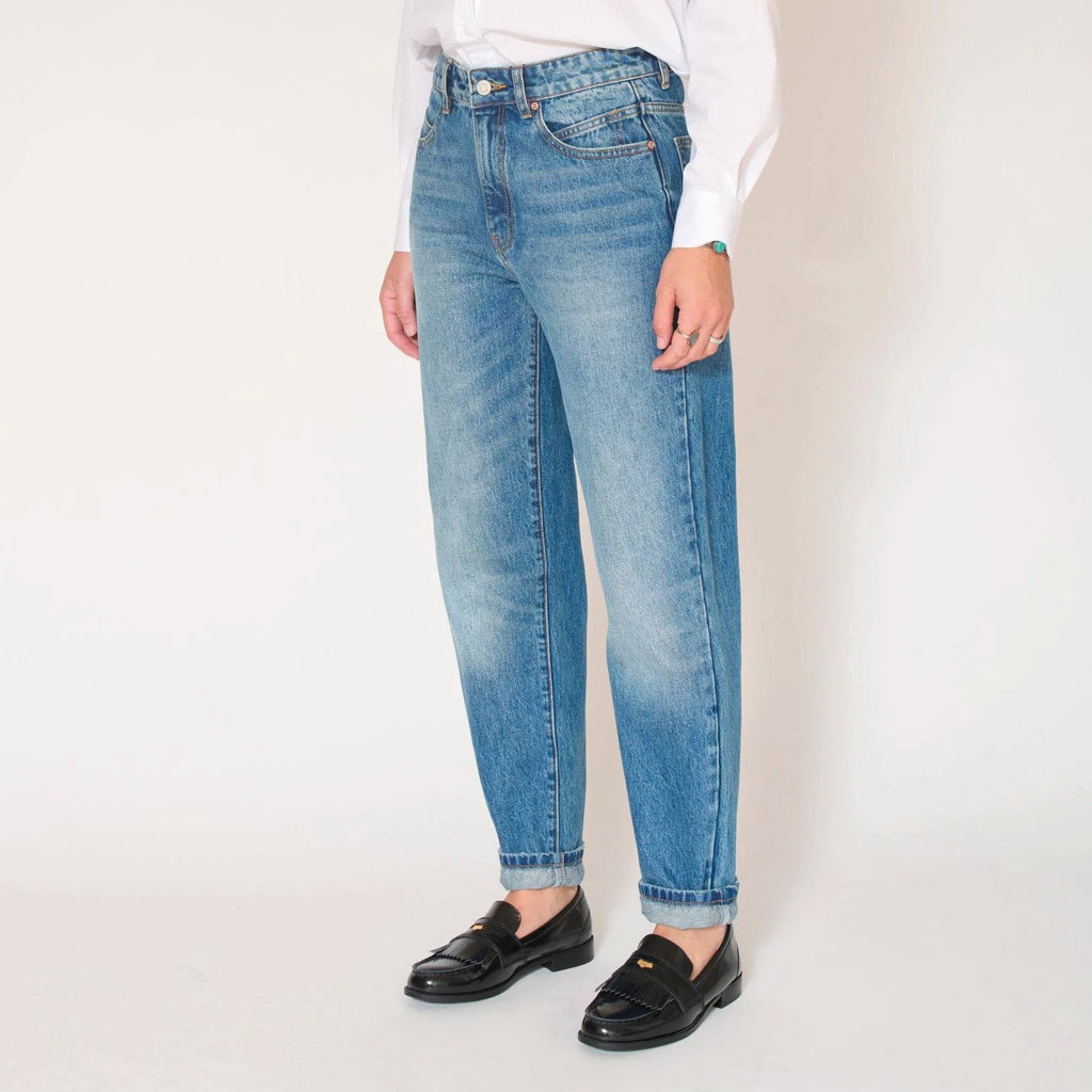 Light blue jeans with boyfit, loose silhouette, front and back pockets and mid-rise cut.
MKT Studio The Kelly Authentic Blue Pistol Wash Jeans - Jo And Co MKT Studio The Kelly Authentic Blue Pistol Wash Jeans - MKT Studio