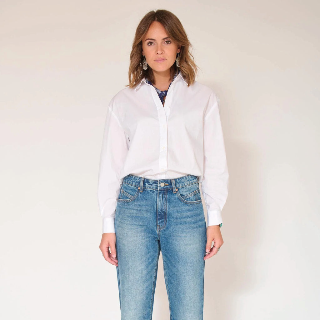 Light blue jeans with boyfit, loose silhouette, front and back pockets and mid-rise cut.
MKT Studio The Kelly Authentic Blue Pistol Wash Jeans - Jo And Co MKT Studio The Kelly Authentic Blue Pistol Wash Jeans - MKT Studio