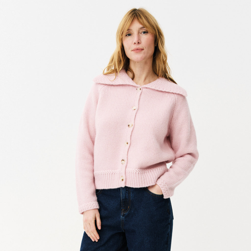 Pink knitted cardigan with large collar and horn button up front.
Maison Anana Rose Aurela Cardigan - Jo And Co Maison Anana Rose Aurela Cardigan - Maison Anana