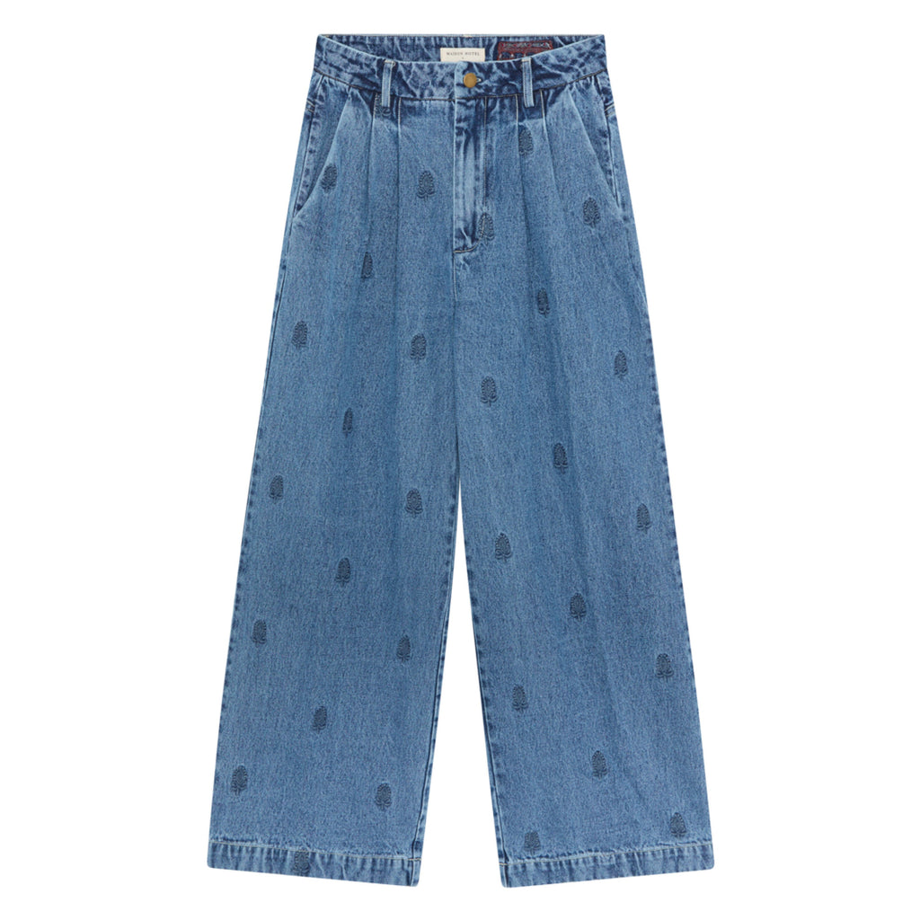 Wide leg blue denim cotton jeans with pleats and dark embroidered motifs.
Maison Hotel Hamptons Blue Paco Pants - Jo And Co Maison Hotel Hamptons Blue Paco Pants - Maison Hotel