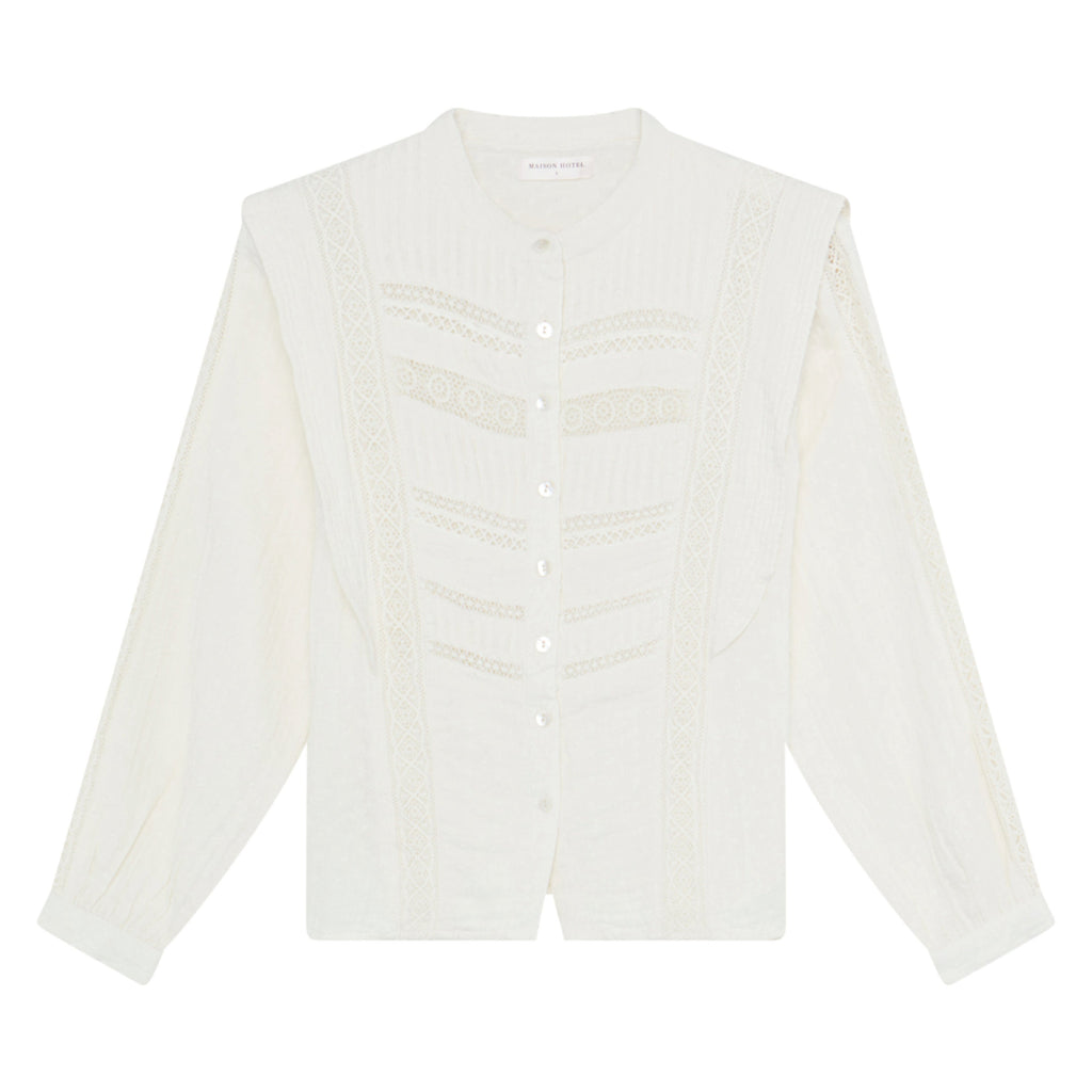 White straight cut blouse, with a high round neckline and gathered shoulders.
Maison Hotel Romantic Denim Blanca Blouse - Jo And Co Maison Hotel Romantic Denim Blanca Blouse - Maison Hotel