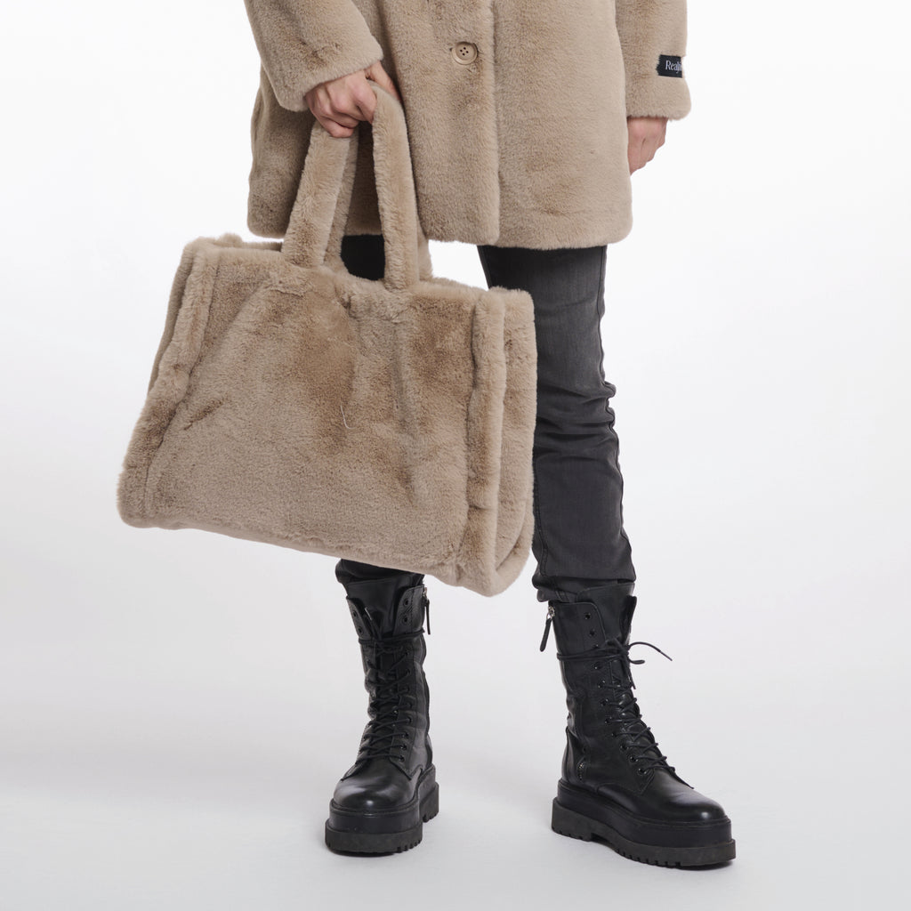 Beige fluffy faux fur bag with a zipped inside pocket.
Rino & Pelle Oat Big Shopper Bag - Jo And Co Rino & Pelle Oat Big Shopper Bag - Rino & Pelle