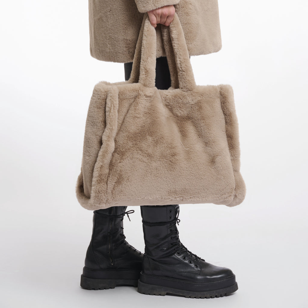 Beige fluffy faux fur bag with a zipped inside pocket.
Rino & Pelle Oat Big Shopper Bag - Jo And Co Rino & Pelle Oat Big Shopper Bag - Rino & Pelle