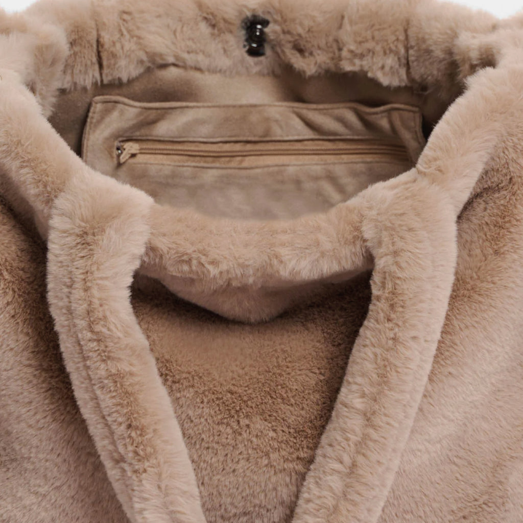 Beige fluffy faux fur bag with a zipped inside pocket.
Rino & Pelle Oat Big Shopper Bag - Jo And Co Rino & Pelle Oat Big Shopper Bag - Rino & Pelle