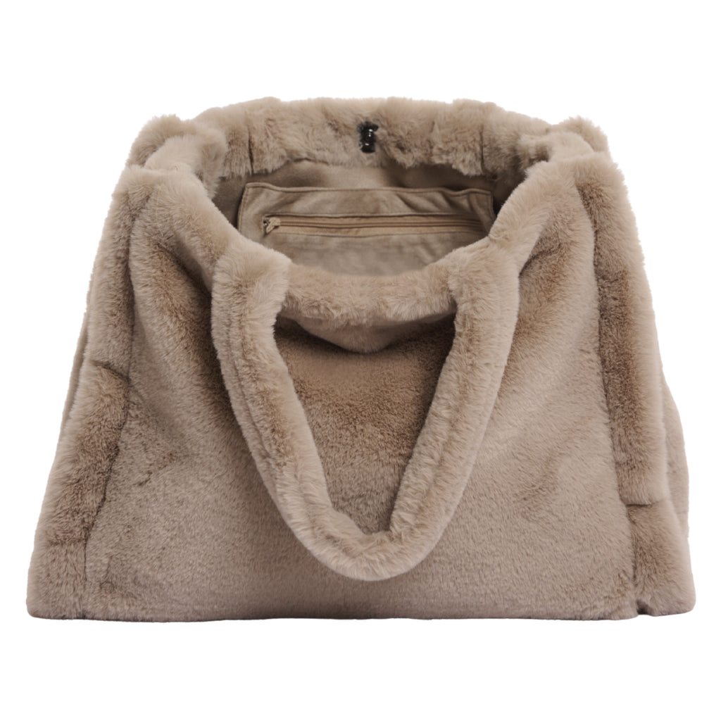 Beige fluffy faux fur bag with a zipped inside pocket.
Rino & Pelle Oat Big Shopper Bag - Jo And Co Rino & Pelle Oat Big Shopper Bag - Rino & Pelle
