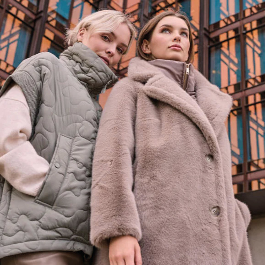 Beige fluffy faux fur coat.
Rino & Pelle Toffee Geesje Coat - Jo And Co Rino & Pelle Toffee Geesje Coat - Rino & Pelle