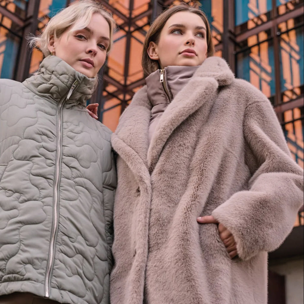 Beige fluffy faux fur coat.
Rino & Pelle Toffee Geesje Coat - Jo And Co Rino & Pelle Toffee Geesje Coat - Rino & Pelle