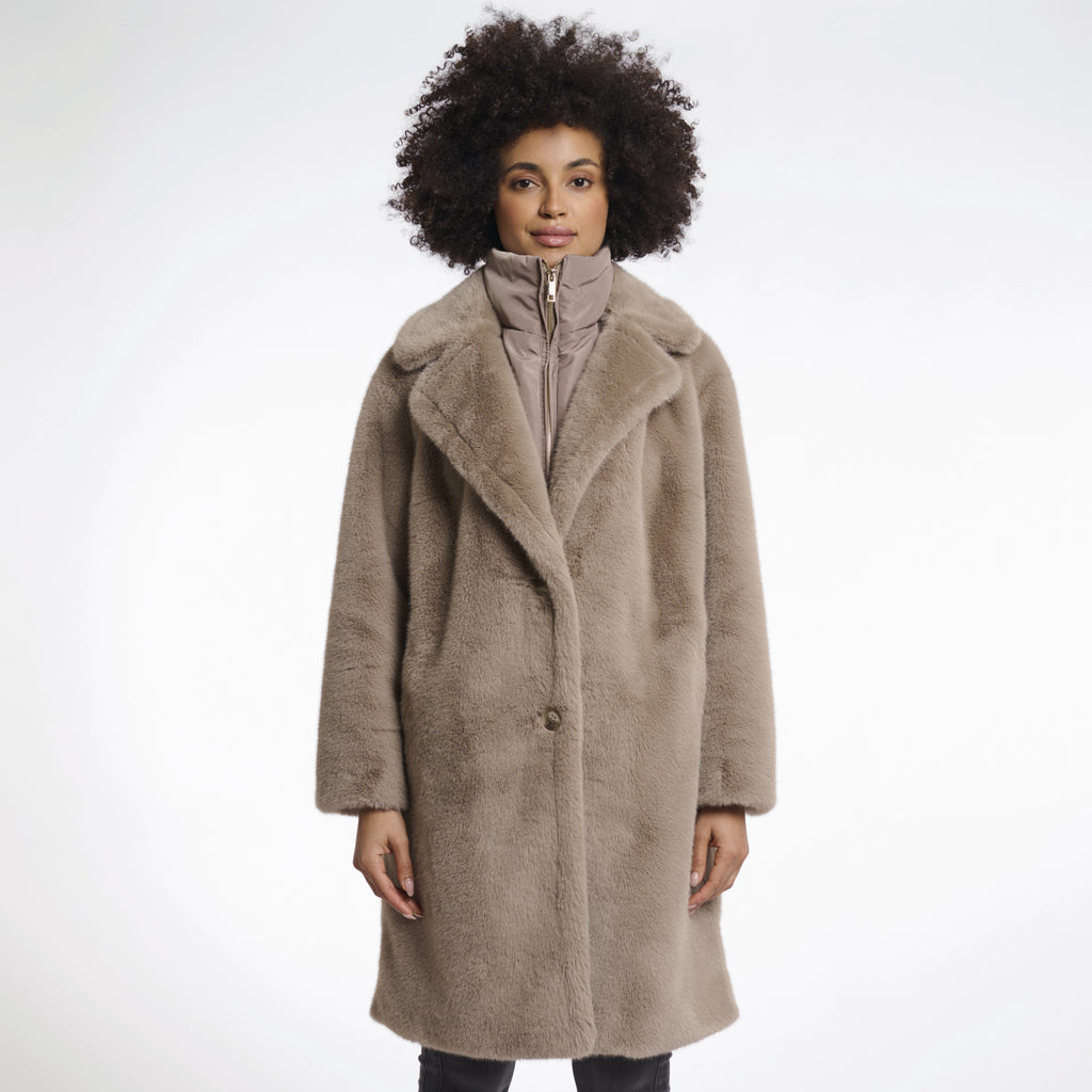 Beige fluffy faux fur coat.
Rino & Pelle Toffee Geesje Coat - Jo And Co Rino & Pelle Toffee Geesje Coat - Rino & Pelle