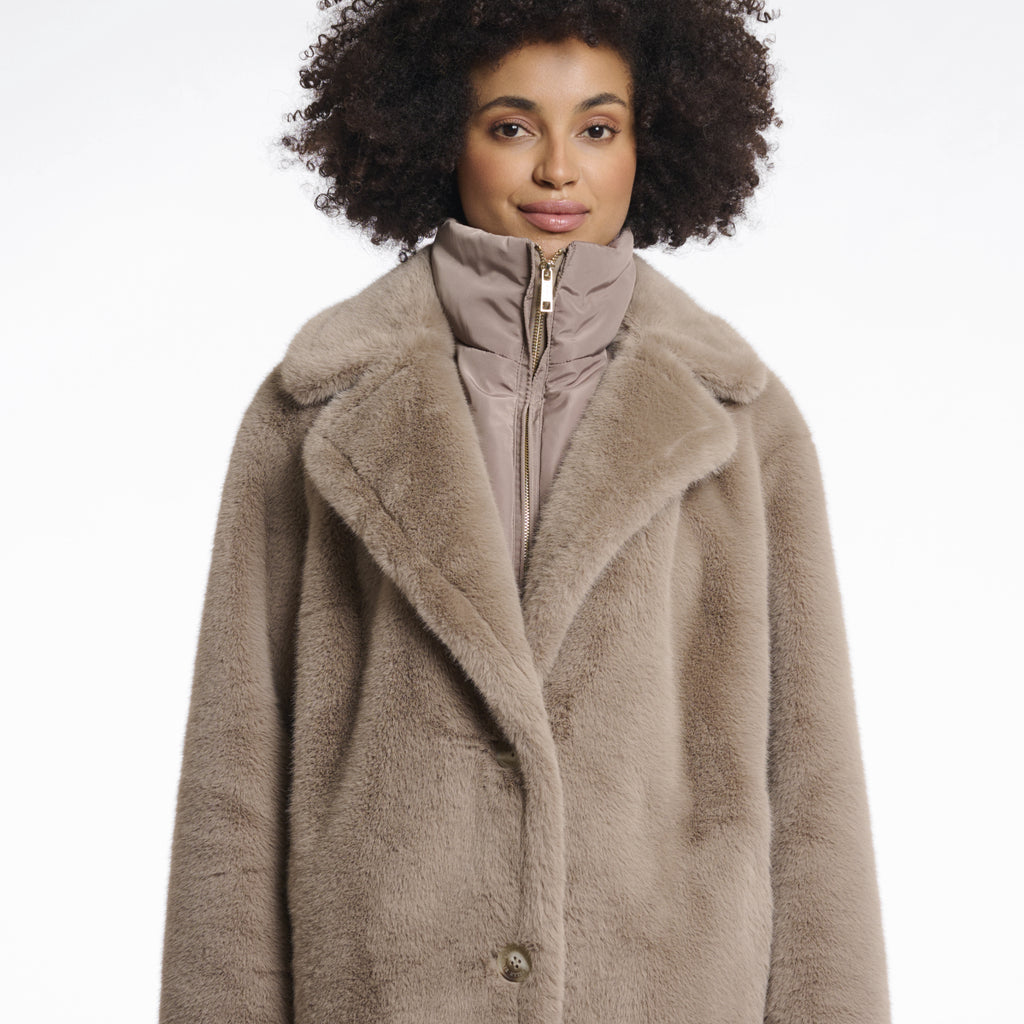 Beige fluffy faux fur coat.
Rino & Pelle Toffee Geesje Coat - Jo And Co Rino & Pelle Toffee Geesje Coat - Rino & Pelle