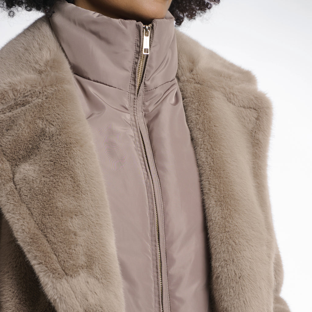Beige fluffy faux fur coat.
Rino & Pelle Toffee Geesje Coat - Jo And Co Rino & Pelle Toffee Geesje Coat - Rino & Pelle
