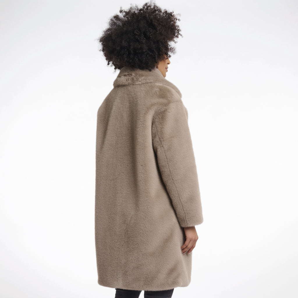 Beige fluffy faux fur coat.
Rino & Pelle Toffee Geesje Coat - Jo And Co Rino & Pelle Toffee Geesje Coat - Rino & Pelle