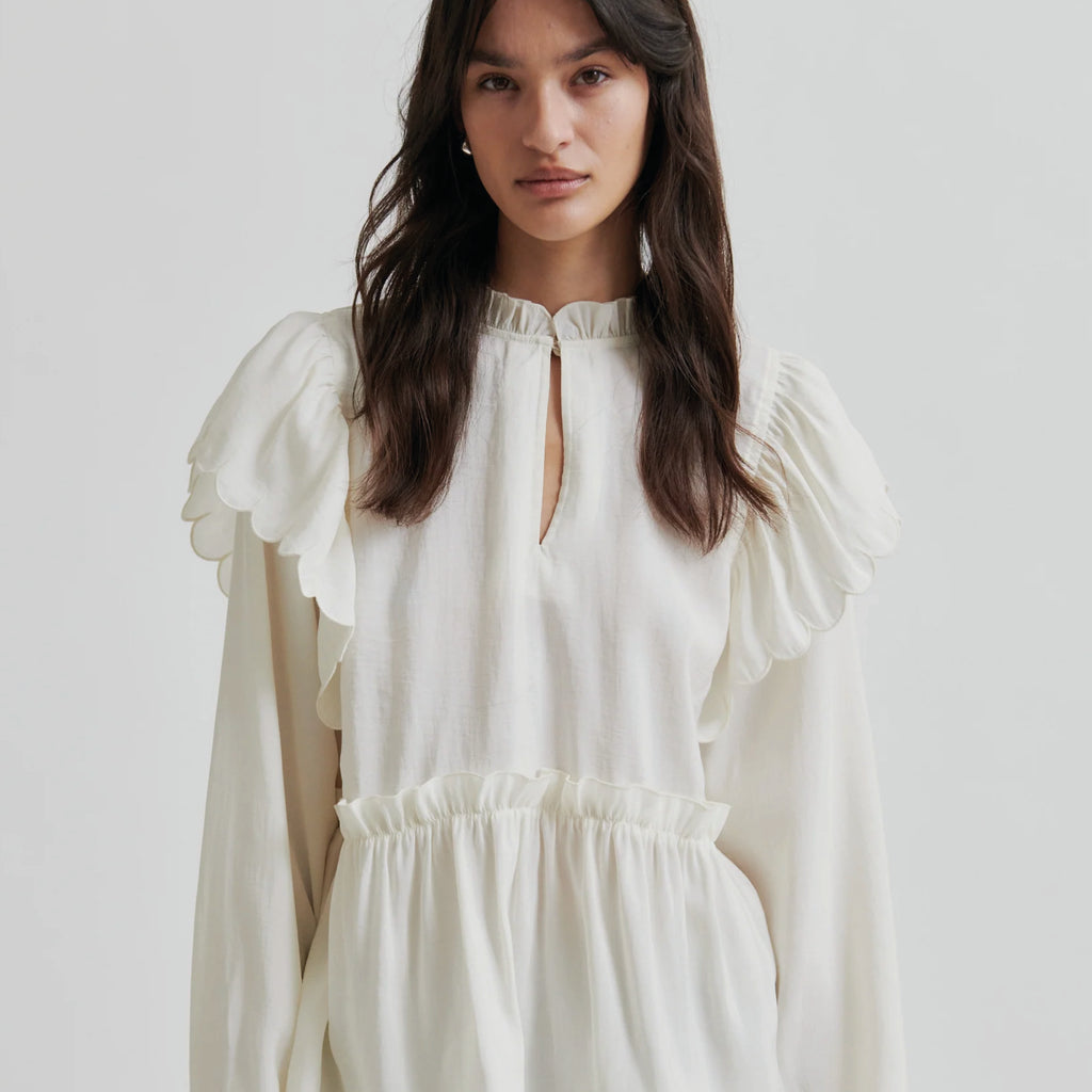 Tofu cream frilled long-sleeved blouse with round neck with frill trim and keyhole opening with button fastening.
Second Female Tofu Terra Frill Blouse - Jo And Co Second Female Tofu Terra Frill Blouse - Second Female