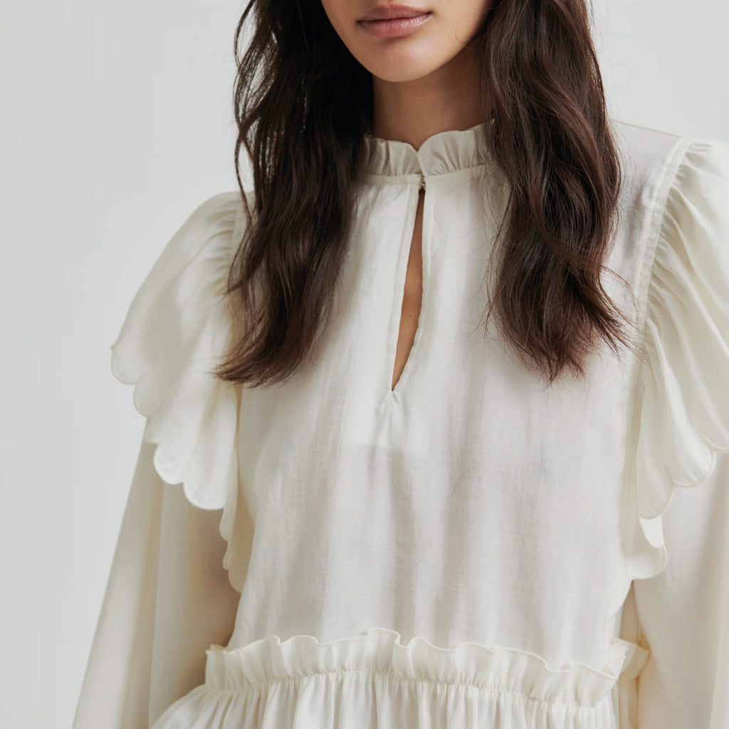 Tofu cream frilled long-sleeved blouse with round neck with frill trim and keyhole opening with button fastening.
Second Female Tofu Terra Frill Blouse - Jo And Co Second Female Tofu Terra Frill Blouse - Second Female